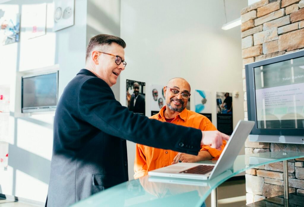Freelance qui présente le site internet terminé à son client