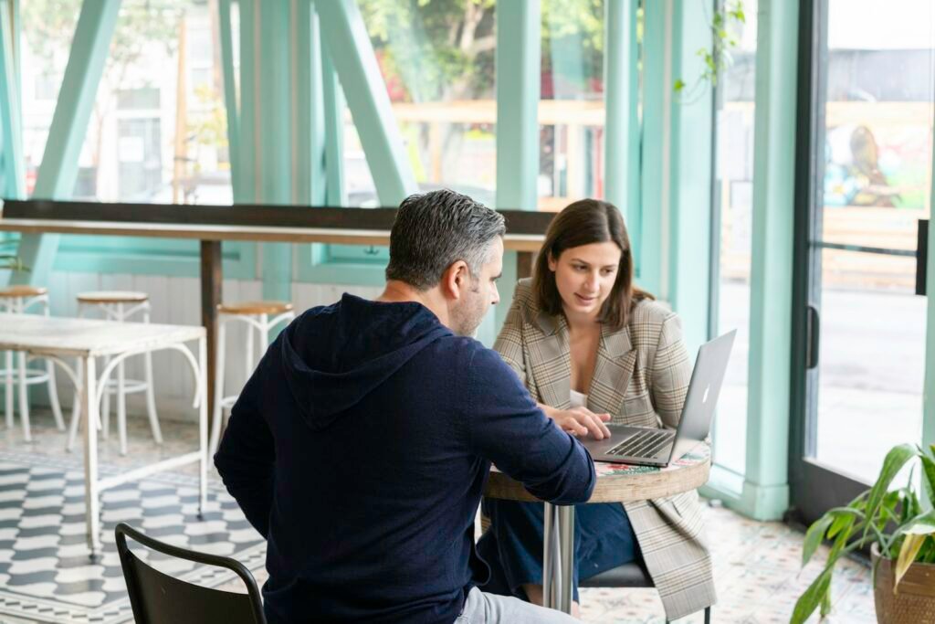 Freelance WordPress en rendez-vous avec une cliente devant un ordinateur