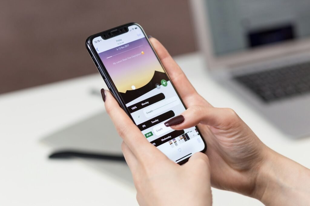 Personne qui teste un site internet sur son smartphone