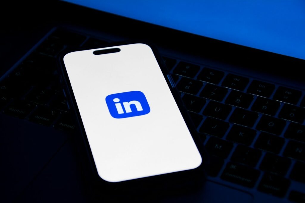 Smartphone affichant LinkedIn pour trouver ses premiers clients freelance