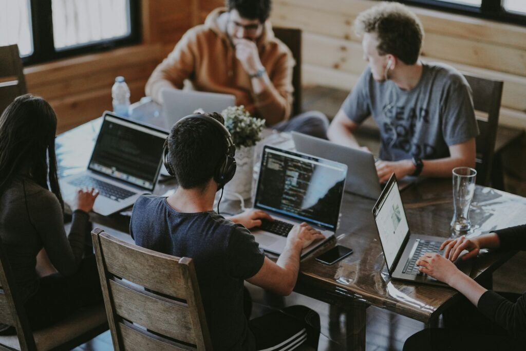 Équipe d’agence web qui travaille sur un site vitrine