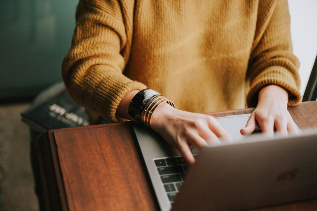 Personne qui se forme à l’automatisation IA sur son ordinateur