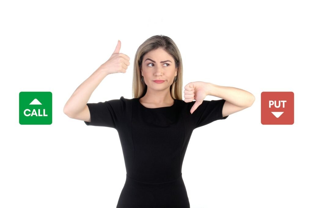 Femme qui hésite entre deux options pour choisir son outil IA