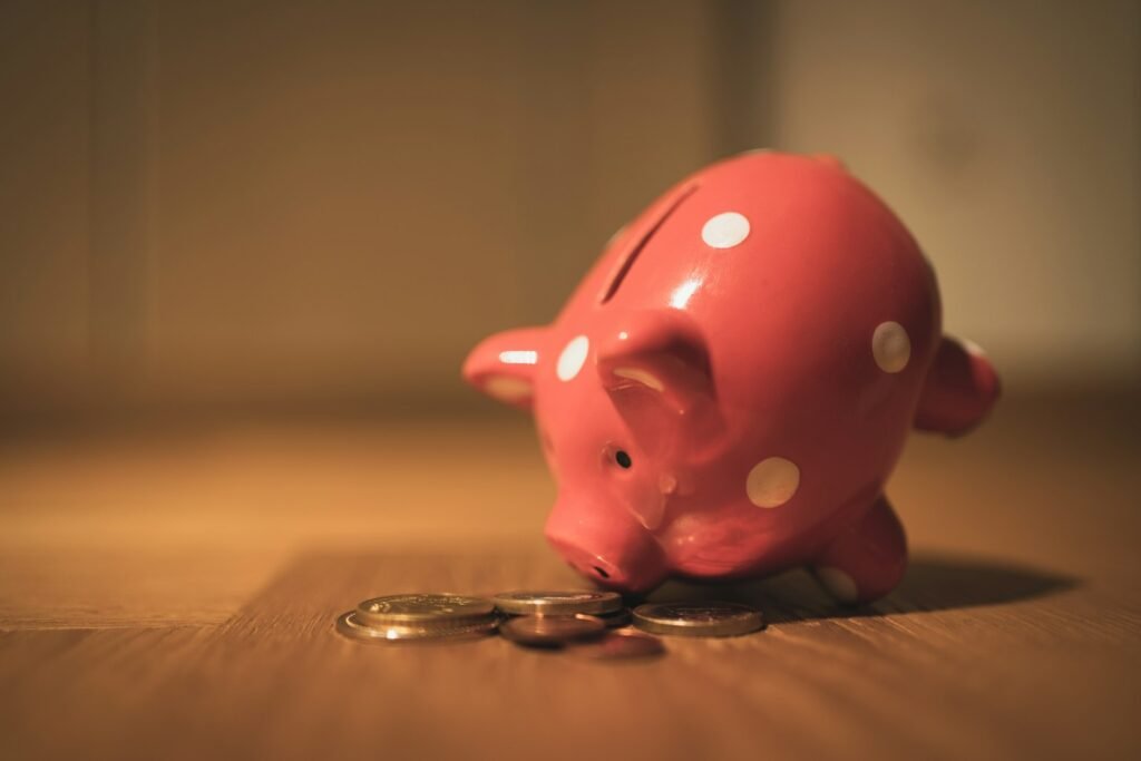 Tirelire et pièces : le vrai coût d’un site web gratuit