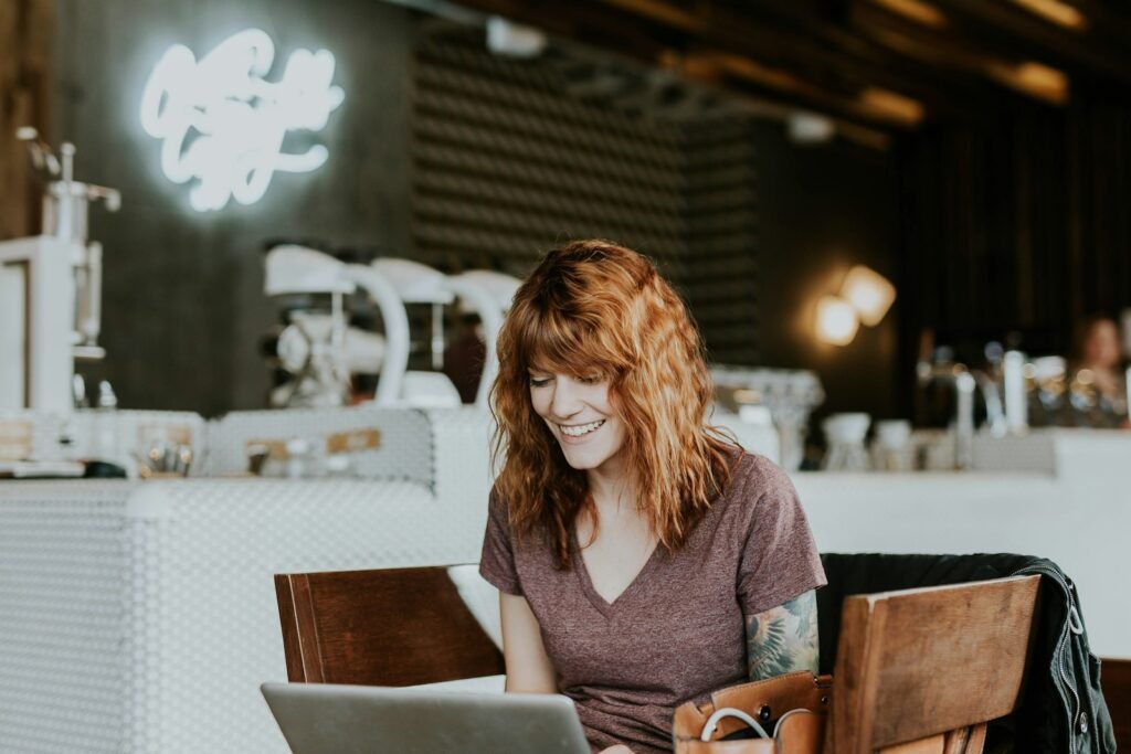 Entrepreneure qui crée son site WordPress avec l’IA dans un café