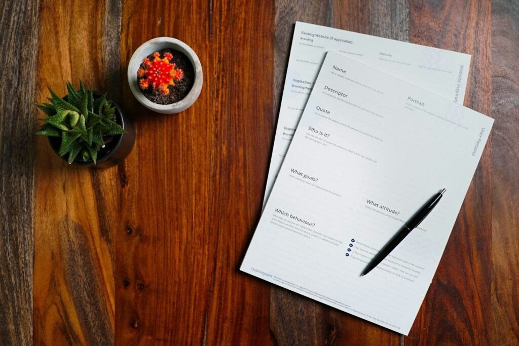 Devis papier et stylo pour la création d’un site vitrine