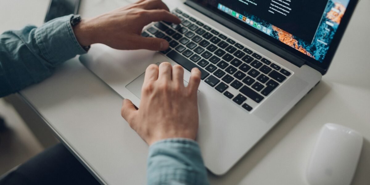 You are currently viewing Meilleur outil IA pour créer un site web en 2026 : le comparatif honnête