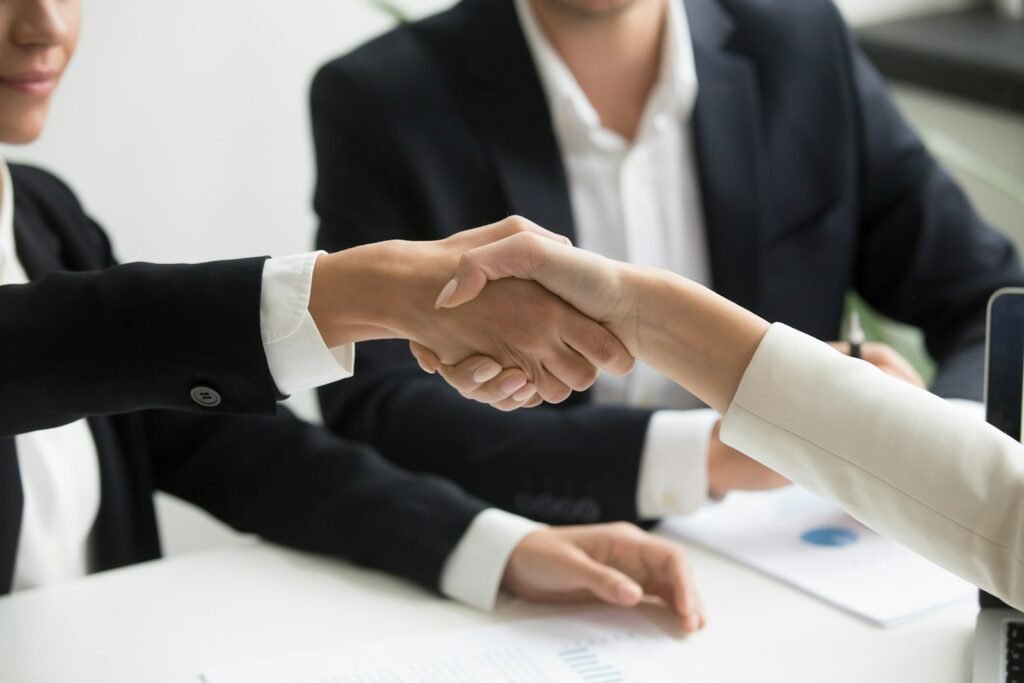 Poignée de main entre un consultant IA et son client pour une première mission