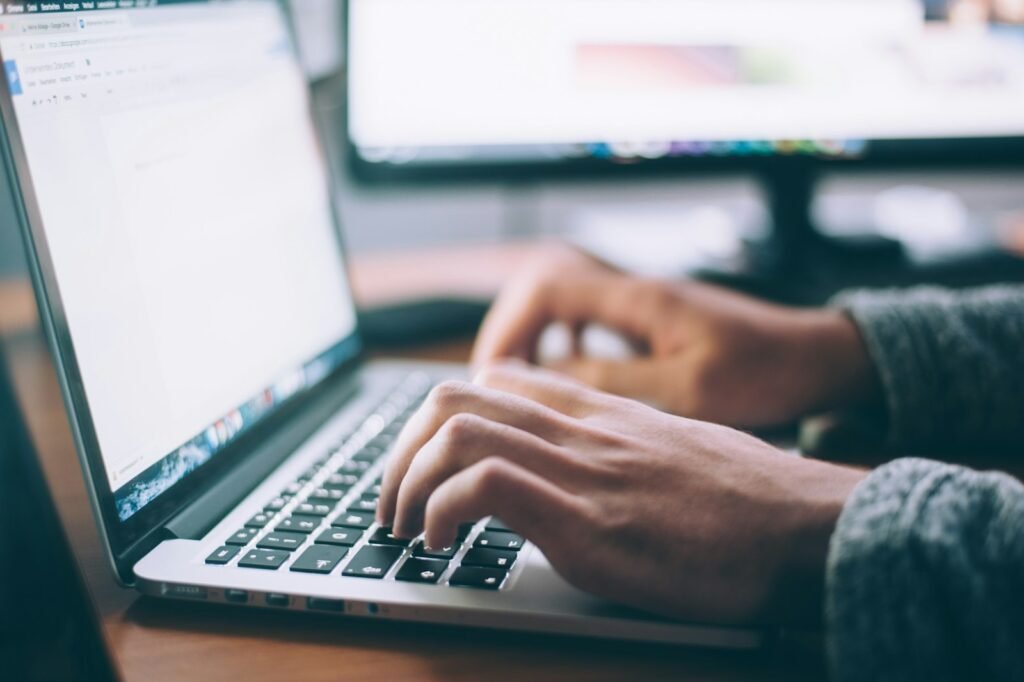 Personne qui rédige le contenu de son site avec l’IA