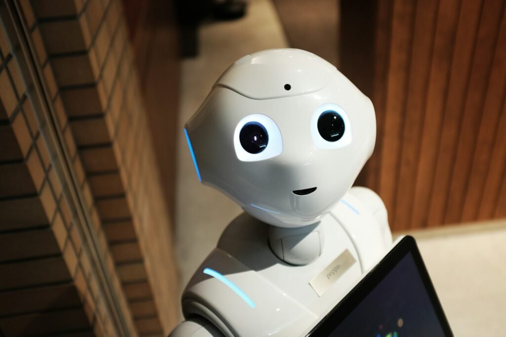 Petit robot humanoïde, symbole de l’intelligence artificielle