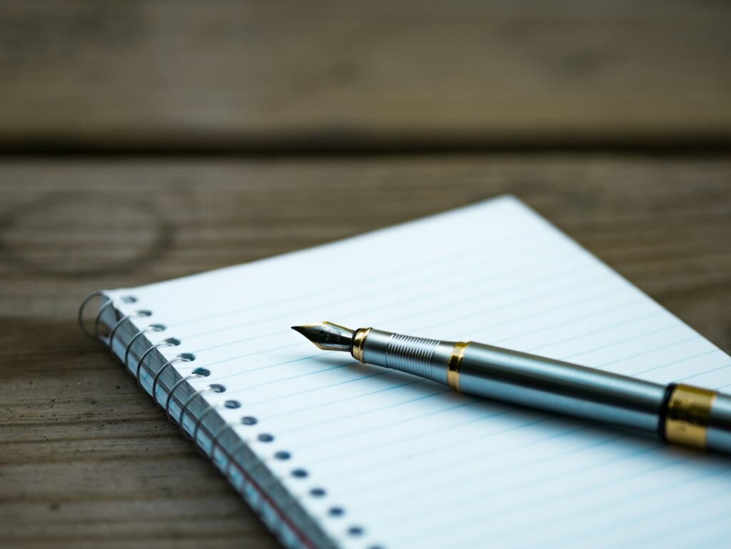 Carnet et stylo pour structurer un prompt ChatGPT